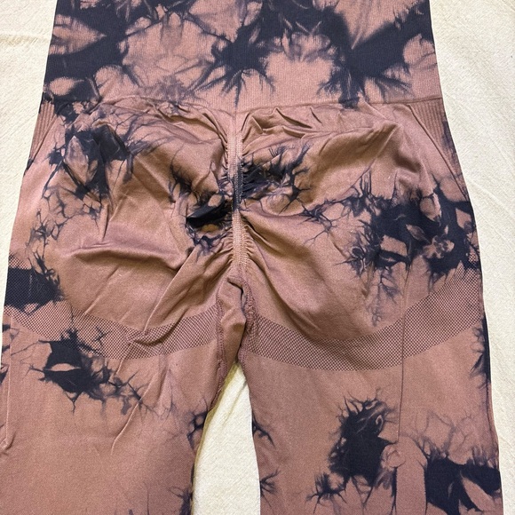 Stylish Tie-Dye Athletic Leggings - Picture 3 of 4